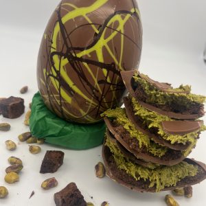 pistachio and brownie stuffed easter egg 650g